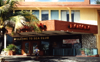 am Eingang des Ramada Sea Club Resort